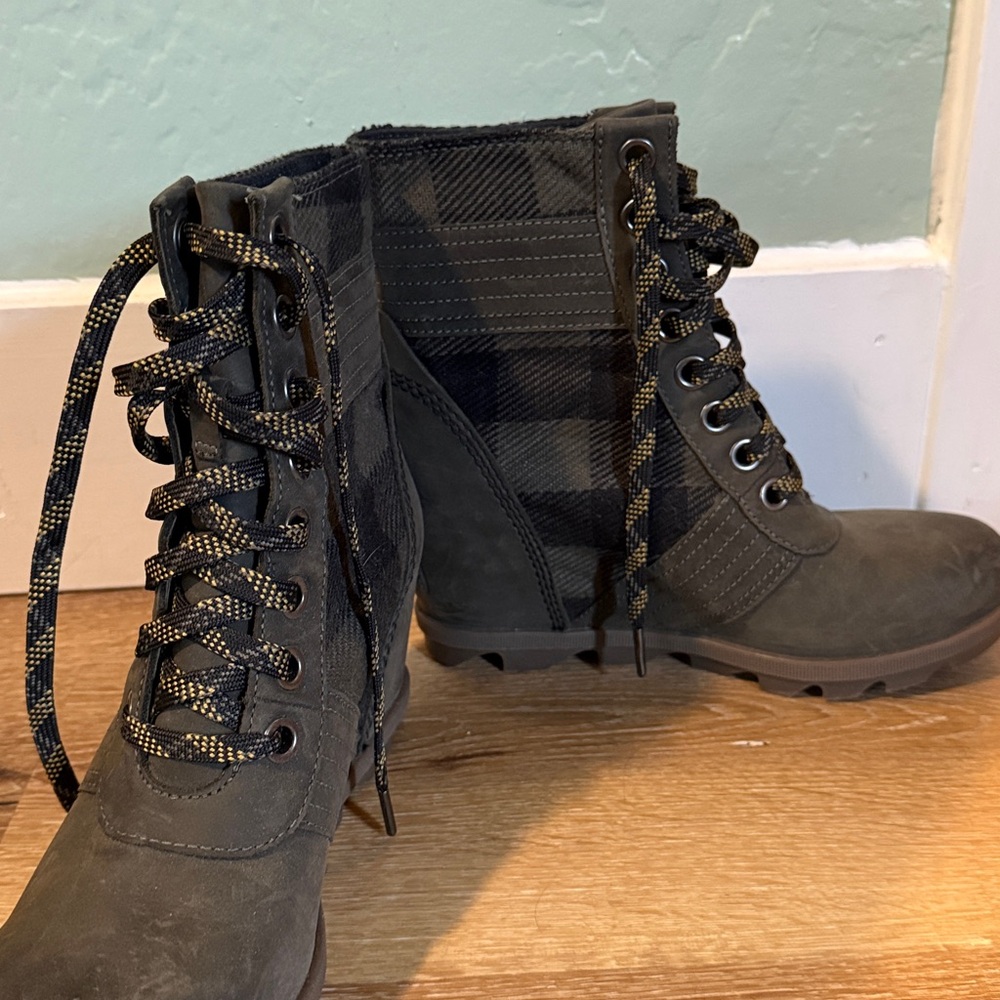 Sorel Olive and Black Wedge Boots - Picture 2 of 6